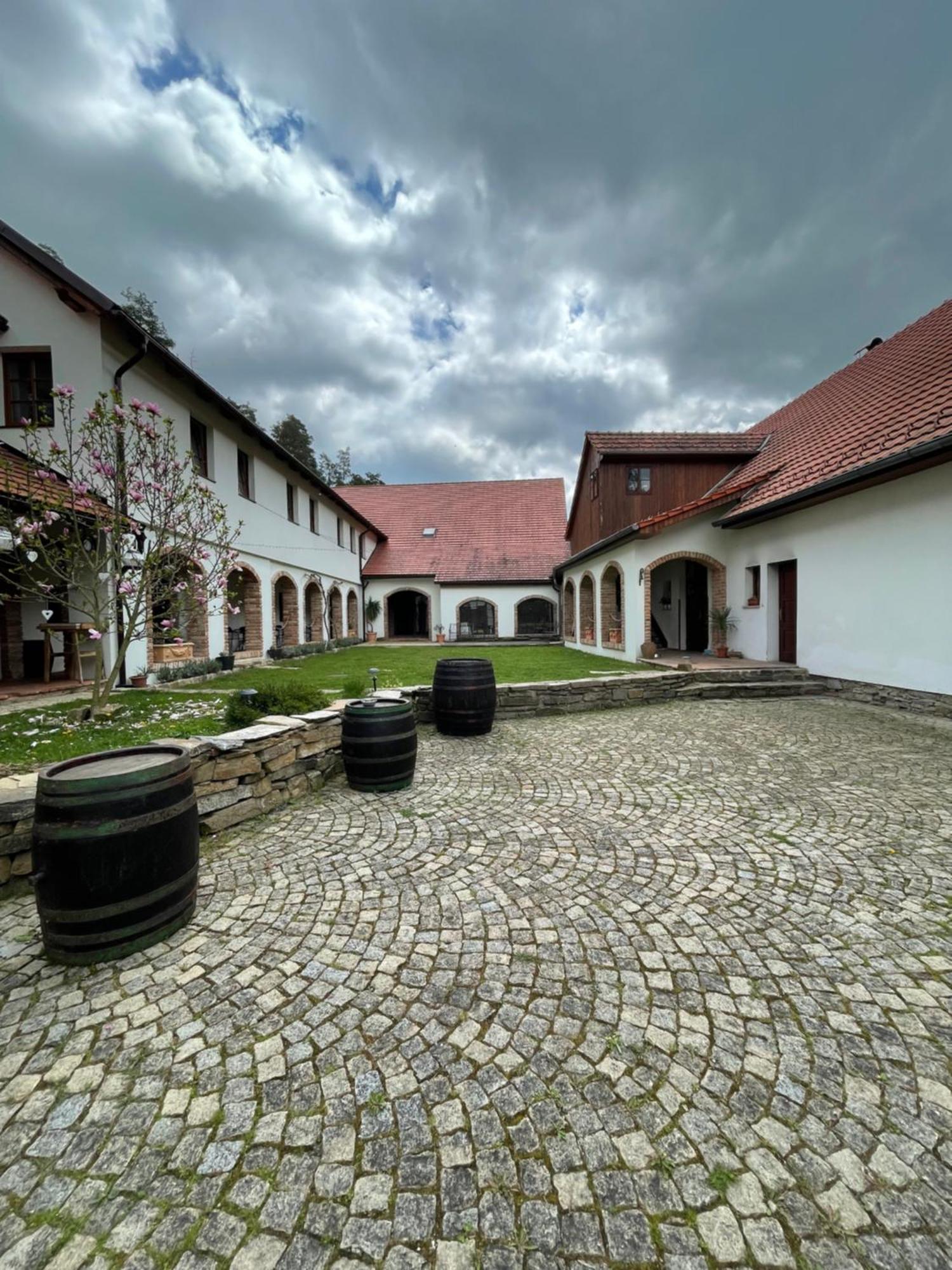 Hotel Trilety Mlyn Police  Exterior foto