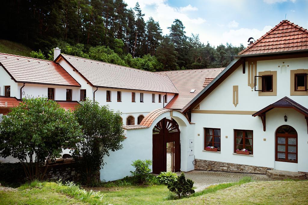 Hotel Trilety Mlyn Police  Exterior foto